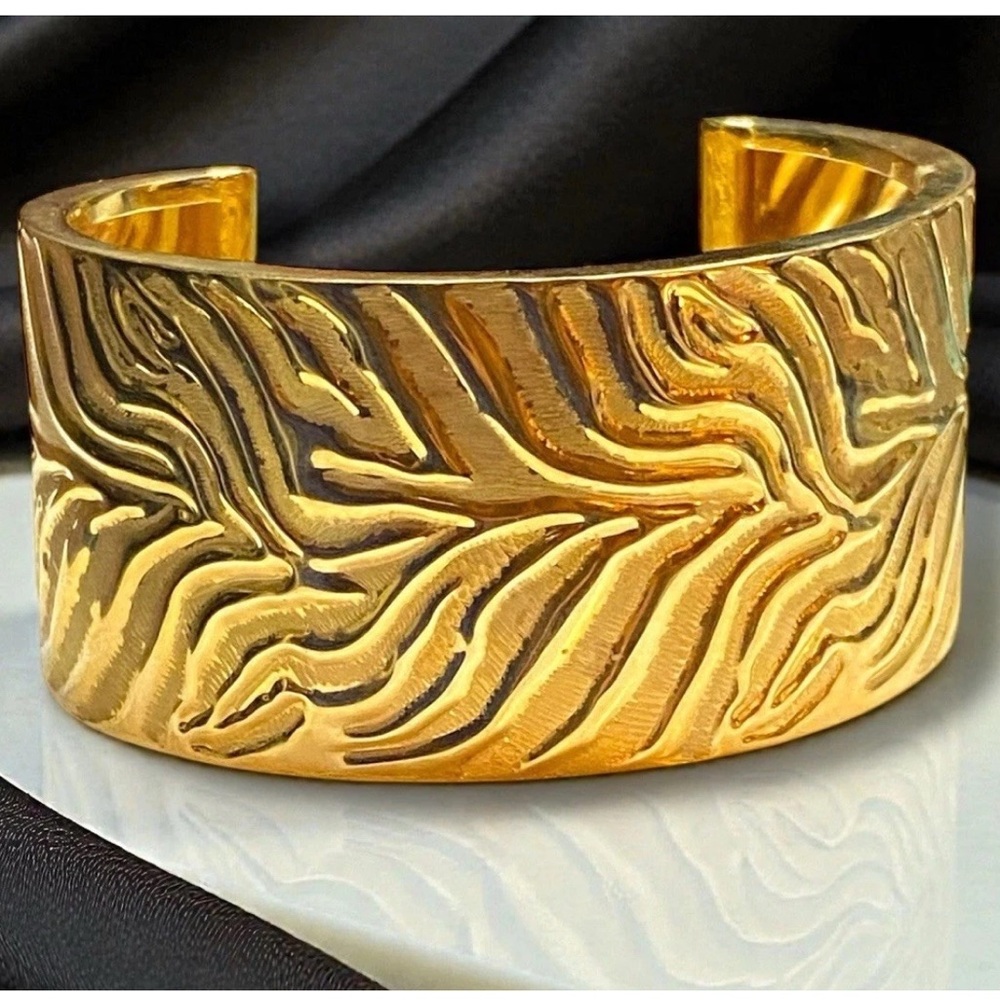 Vintage STUNNING 14K Italian Yellow Gold 1.25” WIDE Embossed 7” Cuff Bracelet!